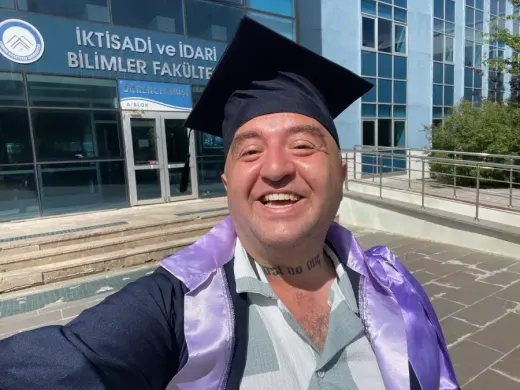 Fakülte önünde mezuniyet