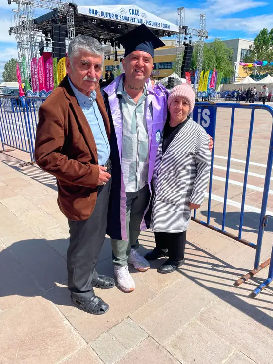 Annem ve babamla mezuniyet töreninde.