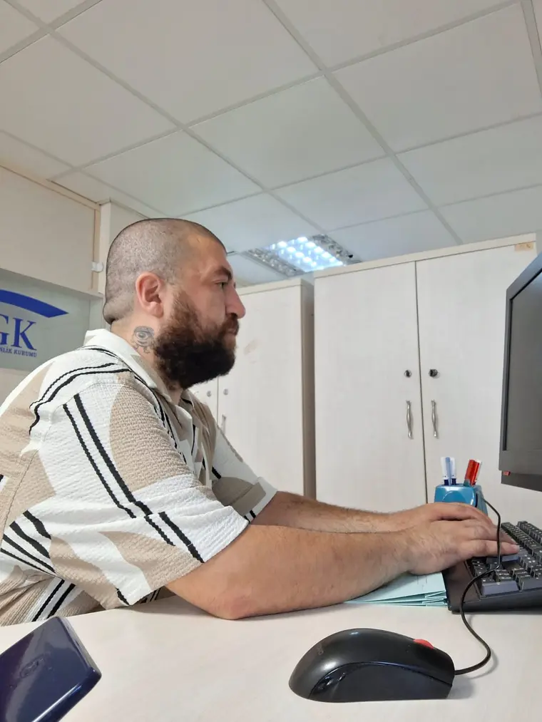 Sigorta ve emeklilik işlemleri — bilgisayar başında.