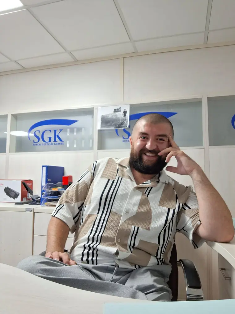 Kurum çalışma masasında.